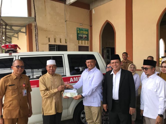 
					Ketua DPRD Kepri, Iman Sutiawan bersama Gubernur Kepri, Ansar Ahmad menyerahkan satu unit ambulance, di Perumahan Bukit Raya, Batu 11, Tanjungpinang, Senin (2/10/2025). (Nzl)
