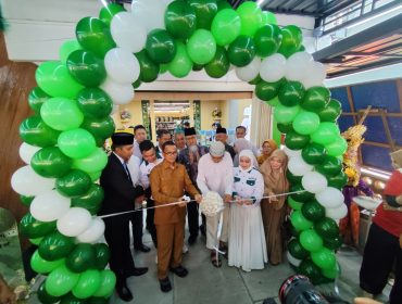 Wakil Wali Kota Tanjungpinang, Raja Ariza saat pemotongan pita pada peresmian toko D'Sayur di jalan Pemuda, Tanjungpinang, Senin (20/10/2025). (Drl)