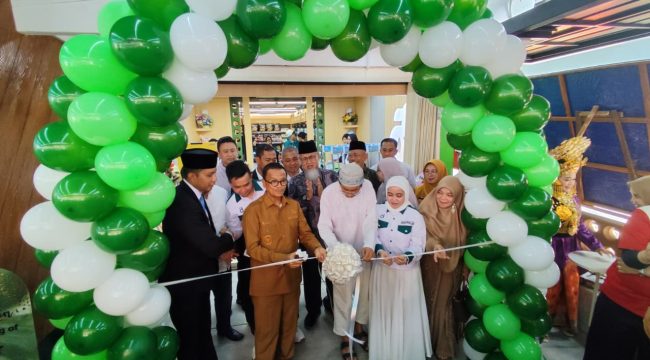 Wakil Wali Kota Tanjungpinang, Raja Ariza saat pemotongan pita pada peresmian toko D'Sayur di jalan Pemuda, Tanjungpinang, Senin (20/10/2025). (Drl)