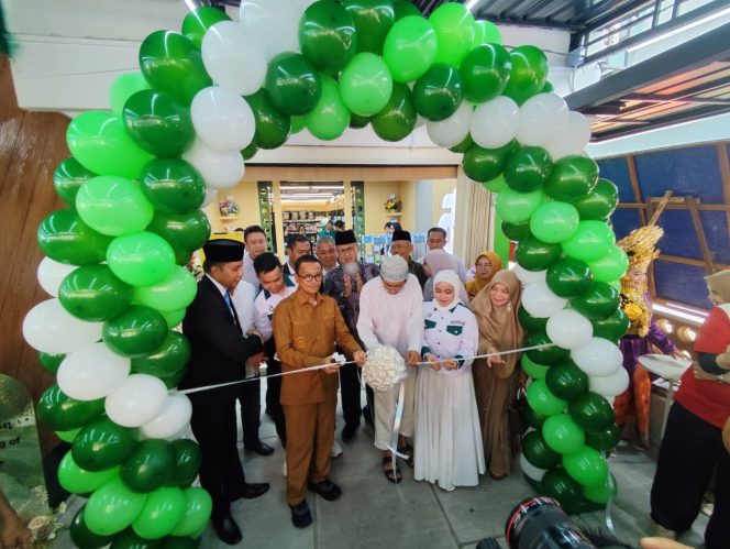 
					Wakil Wali Kota Tanjungpinang, Raja Ariza saat pemotongan pita pada peresmian toko D'Sayur di jalan Pemuda, Tanjungpinang, Senin (20/10/2025). (Drl)