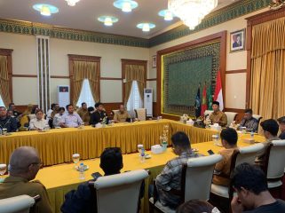Wakil Gubernur Kepri, Nyanyang Haris Pratamura saat memimpin rapat pembahasan 13 event bulan November 2025 didampingi Kadispar Kepri, Hasan di Gedung Daerah Provinis, Senin (27/10/2025). (Nzl)