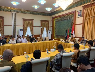 Wakil Gubernur Kepri, Nyanyang Haris Pratamura saat memimpin rapat pembahasan 13 event bulan November 2025 didampingi Kadispar Kepri, Hasan di Gedung Daerah Provinis, Senin (27/10/2025). (Nzl)