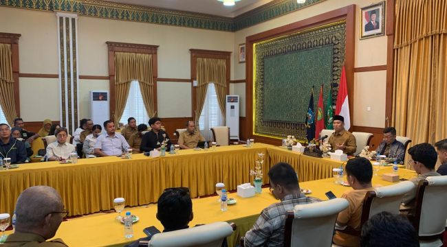 Wakil Gubernur Kepri, Nyanyang Haris Pratamura saat memimpin rapat pembahasan 13 event bulan November 2025 didampingi Kadispar Kepri, Hasan di Gedung Daerah Provinis, Senin (27/10/2025). (Nzl)