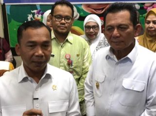 Menteri Kependudukan dan Pembangunan Keluarga, Wihaji didampingi Gubernur Kepri, Ansar Ahmad saat di wawancarai awak media. (Nuzli Rhamadhani)