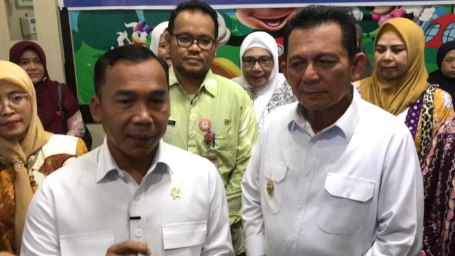 
					Menteri Kependudukan dan Pembangunan Keluarga, Wihaji didampingi Gubernur Kepri, Ansar Ahmad saat di wawancarai awak media. (Nuzli Rhamadhani)