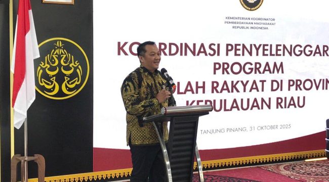 Rektor UMRAH, Agung Dhamar Syakti saat menyampaikan kata sambutan pada kegiatan Koordinasi Penyelenggaraan Program Sekolah Rakyat (SR) di Provinsi Kepulauan Riau (Kepri), di Lantai 1 Gedung A Ismet Abdullah, Dompak, Jumat (31/10/2025). (Nuzli Rhamadhani)