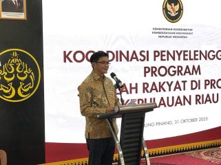 Deputi Bidang Koordinasi Pemberdayaan Masyarakat Desa, Daerah Tertinggal, dan Daerah Tertentu, Kemenko PM RI, Abdul Haris saat menyampaikan kata sambutan Penyelenggaraan Program Sekolah Rakyat (SR) di Provinsi Kepulauan Riau (Kepri), di Universitas Maritim Raja Ali, Lantai 1 Gedung A Ismet Abdullah, Dompak, Jumat (31/10/2025). (Nuzli Rhamadhani)