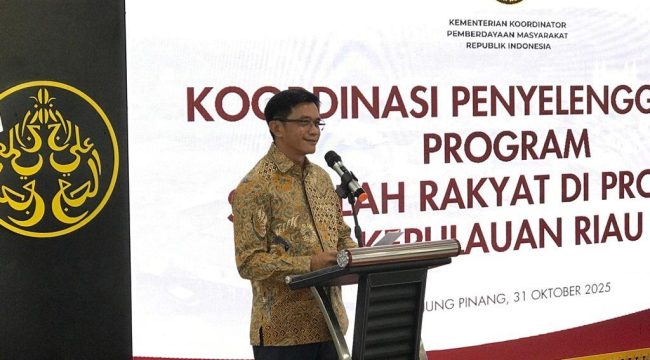 Deputi Bidang Koordinasi Pemberdayaan Masyarakat Desa, Daerah Tertinggal, dan Daerah Tertentu, Kemenko PM RI, Abdul Haris saat menyampaikan kata sambutan Penyelenggaraan Program Sekolah Rakyat (SR) di Provinsi Kepulauan Riau (Kepri), di Universitas Maritim Raja Ali, Lantai 1 Gedung A Ismet Abdullah, Dompak, Jumat (31/10/2025). (Nuzli Rhamadhani)