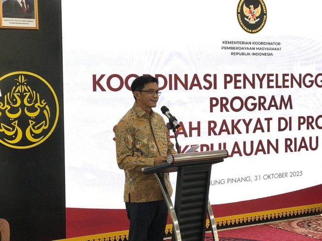 Deputi Bidang Koordinasi Pemberdayaan Masyarakat Desa, Daerah Tertinggal, dan Daerah Tertentu, Kemenko PM RI, Abdul Haris saat menyampaikan kata sambutan Penyelenggaraan Program Sekolah Rakyat (SR) di Provinsi Kepulauan Riau (Kepri), di Universitas Maritim Raja Ali, Lantai 1 Gedung A Ismet Abdullah, Dompak, Jumat (31/10/2025). (Nuzli Rhamadhani)