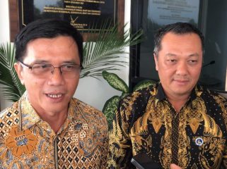Deputi Bidang Koordinasi Pemberdayaan Masyarakat Desa, Daerah Tertinggal, dan Daerah Tertentu, Kementerian Koordinator Pemberdayaan Masyarakat (Kemenko PM) Republik Indonesia (RI), Abdul Haris saat diwawancarai awak media,  didampingi Rektor UMRAH, Agung Dhamar Syakti, di Halaman Gedung A Ismet Abdullah, Dompak, Tanjungpinang, Jumat, (31/10/2025). (Nuzli Rhamadhani)