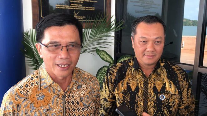 Deputi Bidang Koordinasi Pemberdayaan Masyarakat Desa, Daerah Tertinggal, dan Daerah Tertentu, Kementerian Koordinator Pemberdayaan Masyarakat (Kemenko PM) Republik Indonesia (RI), Abdul Haris saat diwawancarai awak media,  didampingi Rektor UMRAH, Agung Dhamar Syakti, di Halaman Gedung A Ismet Abdullah, Dompak, Tanjungpinang, Jumat, (31/10/2025). (Nuzli Rhamadhani)