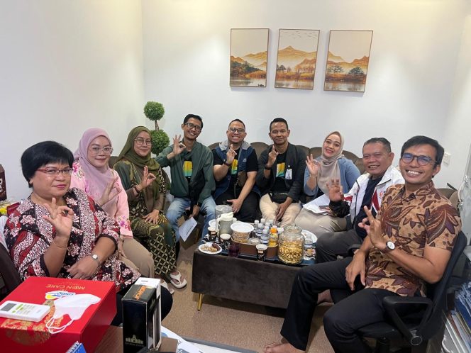 
					Pimpinan BSI Batam saat foto bersama Sekretariat Assosiasi Pelaku Pariwisata Indonesia (ASPPI), dI Kawasan Tiban Center, Batam, Jumat (03/10/2025). (Istimewa)