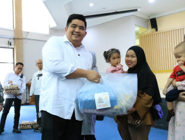 Bupati Bintan, Roby Kurniawan memberikan bantuan sosial kepada salah satu warga pada kegiatan Gerakan Ayah Teladan Indonesia  (GATI), di Aula Kantor Bandar Seri Bentan,  Rabu (22/10/2025). (Diskominfo Bintan)