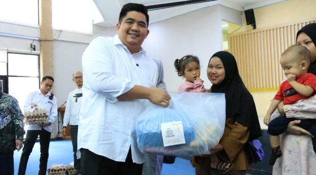 Bupati Bintan, Roby Kurniawan memberikan bantuan sosial kepada salah satu warga pada kegiatan Gerakan Ayah Teladan Indonesia  (GATI), di Aula Kantor Bandar Seri Bentan,  Rabu (22/10/2025). (Diskominfo Bintan)