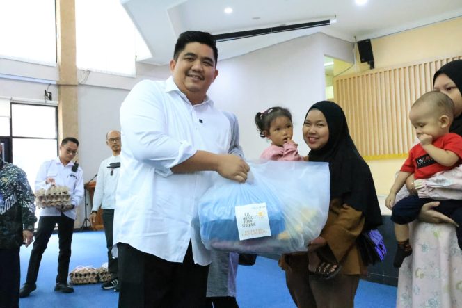 
					Bupati Bintan, Roby Kurniawan memberikan bantuan sosial kepada salah satu warga pada kegiatan Gerakan Ayah Teladan Indonesia  (GATI), di Aula Kantor Bandar Seri Bentan,  Rabu (22/10/2025). (Diskominfo Bintan)