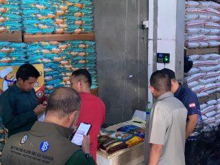 Tim gabungan dari Mabes Polri bersama Badan Pangan Nasional   (Bapanas) Repiblik Indonesia (RI) melakukan pemantauan   harga beras di Jalan Kijang Lama, Kota Tanjungpinang, Kamis (23/10/2025). (Nzl)