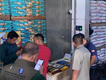 Tim gabungan dari Mabes Polri bersama Badan Pangan Nasional   (Bapanas) Repiblik Indonesia (RI) melakukan pemantauan   harga beras di Jalan Kijang Lama, Kota Tanjungpinang, Kamis (23/10/2025). (Nzl)