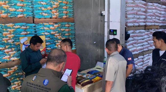 Tim gabungan dari Mabes Polri bersama Badan Pangan Nasional   (Bapanas) Repiblik Indonesia (RI) melakukan pemantauan   harga beras di Jalan Kijang Lama, Kota Tanjungpinang, Kamis (23/10/2025). (Nzl)