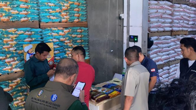 
					Tim gabungan dari Mabes Polri bersama Badan Pangan Nasional   (Bapanas) Repiblik Indonesia (RI) melakukan pemantauan   harga beras di Jalan Kijang Lama, Kota Tanjungpinang, Kamis (23/10/2025). (Nzl)