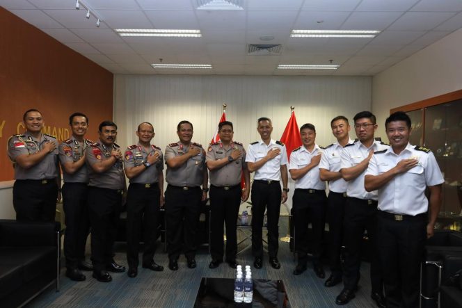 
					Polda Kepulauan Riau (Kepri) bersama Korpolairud Baharkam Polri saat kunjungan resmi ke Maritime Security (MARSEC) Command dan Information Fusion Center (IFC) Republik Singapura, Rabu (22/10/2025). (Humas Polda Kepri)