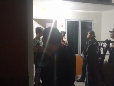 Suasana saat anggota Kasat Reskrim Polresta Tanjungpinang evakuasi korban ID (27) di Perumahan Pinang Mas, Jalan Raja Haji Fisabilillah, Kota Tanjungpinang, Kepulauan Riau,Sabtu (25/10/2025). (Nzl)