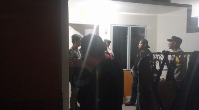 Suasana saat anggota Kasat Reskrim Polresta Tanjungpinang evakuasi korban ID (27) di Perumahan Pinang Mas, Jalan Raja Haji Fisabilillah, Kota Tanjungpinang, Kepulauan Riau,Sabtu (25/10/2025). (Nzl)