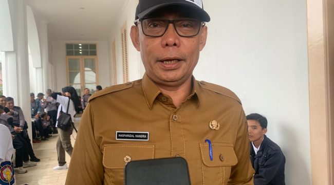 Kepala DPMPTSP Kepri, Hasfarizal Handra di Gedung Daerah Tanjungpinang.(Nuzli Ramadhani)