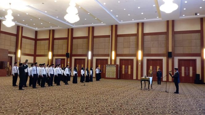 
					Wakil gubernur (Wagub) Kepulauan Riau (Kepri), Nyanyang,Haris Pratamura saat melantik, di Aula Wan Seri Beni, Senin (29/09/2025). (Nzl)