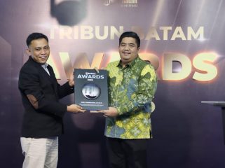 Bupati Bintan, Robby Kurniawan mendapatkan penghargaan dari Pimpinan redaksi Tribunbatam, Senin (27\10\2025). (Diskominfo Bintan)