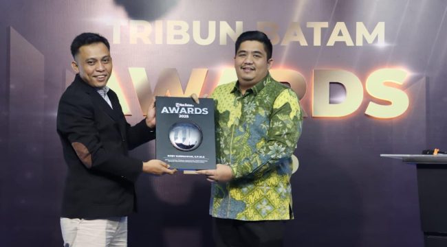 Bupati Bintan, Robby Kurniawan mendapatkan penghargaan dari Pimpinan redaksi Tribunbatam, Senin (27\10\2025). (Diskominfo Bintan)