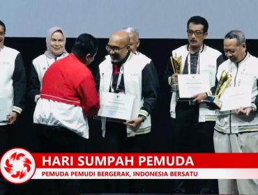 Asisten II Pemprov Kepri, Luki Zaiman Prawira mewakili Gubernur Ansar menerima penghargaan Wirasena tahun 2025 dari 
Menpora Eric Tohir, di Hall Basket, Gelora Bung Karno Jakarta, Selasa (28/10/2025). (Diskominfo Kepri)