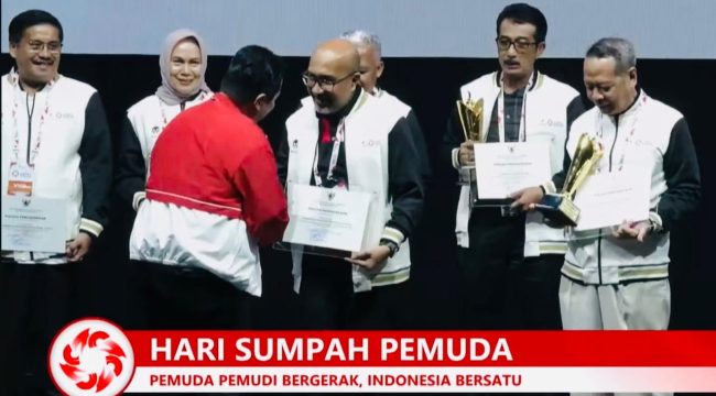 Asisten II Pemprov Kepri, Luki Zaiman Prawira mewakili Gubernur Ansar menerima penghargaan Wirasena tahun 2025 dari 
Menpora Eric Tohir, di Hall Basket, Gelora Bung Karno Jakarta, Selasa (28/10/2025). (Diskominfo Kepri)
