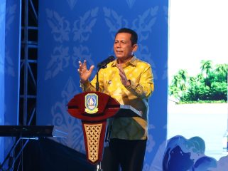 Gubenur Kepri, Ansar Ahmad saat menyampaikan kata sambutan pada malam Adujaknas, di Lapangan Tugu Sirih, Kamis (23/10/2025). (Diskominfo Kepri)