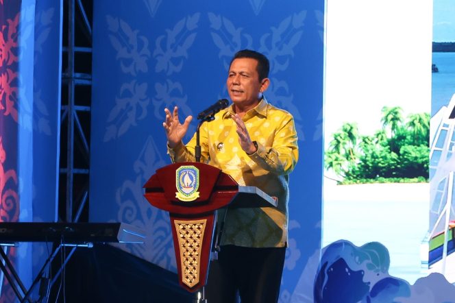 
					Gubenur Kepri, Ansar Ahmad saat menyampaikan kata sambutan pada malam Adujaknas, di Lapangan Tugu Sirih, Kamis (23/10/2025). (Diskominfo Kepri)