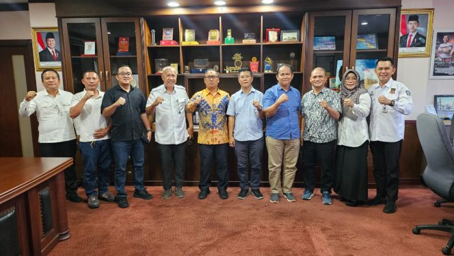 
					Wagub Nyanyang saat foto bersama Keluarga Besar Masyarakat Kabupaten Karimun Barisan Keamanan Daerah (Kerabat Barkad) Kota Batam Masa Bakti 2025–2030 di Kantor Graha Kepri, Rabu (08/10/2025). (Diskominfo Kepri).