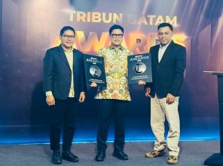 Kepala Dinas Kominfo Kepri, Hendri Kurniadi, mewakili Gubernur Kepri, Ansar Ahmad menerima 2 penghargaan di ajang Tribun Batam Awards 2025, di Studio Tribun Batam, Senin (27/10/2025). (Diskominfo Kepri)