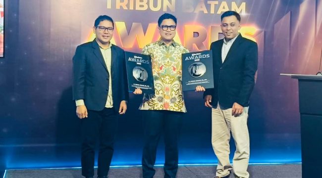Kepala Dinas Kominfo Kepri, Hendri Kurniadi, mewakili Gubernur Kepri, Ansar Ahmad menerima 2 penghargaan di ajang Tribun Batam Awards 2025, di Studio Tribun Batam, Senin (27/10/2025). (Diskominfo Kepri)