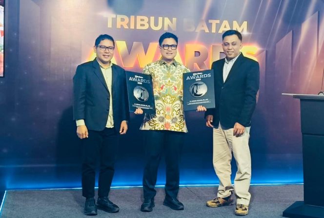 Kepala Dinas Kominfo Kepri, Hendri Kurniadi, mewakili Gubernur Kepri, Ansar Ahmad menerima 2 penghargaan di ajang Tribun Batam Awards 2025, di Studio Tribun Batam, Senin (27/10/2025). (Diskominfo Kepri)