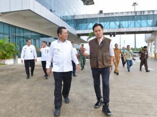 Gubenur Kepri, Ansar Ahmad saat menyambut Kedatangan Menteri Koordinator (Menko) Bidang Hukum, HAM, Imigrasi, dan Pemasyarakatan Republik Indonesia, Yusril Ihza Mahendra di di Bandara Raja Haji Fisabilillah (RHF) Tanjungpinang, Senin (27/10/2025). (Diskominfo Kepri)
