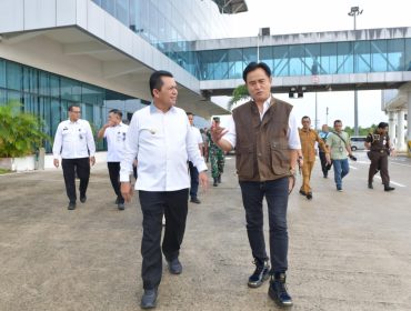 Gubenur Kepri, Ansar Ahmad saat menyambut Kedatangan Menteri Koordinator (Menko) Bidang Hukum, HAM, Imigrasi, dan Pemasyarakatan Republik Indonesia, Yusril Ihza Mahendra di di Bandara Raja Haji Fisabilillah (RHF) Tanjungpinang, Senin (27/10/2025). (Diskominfo Kepri)