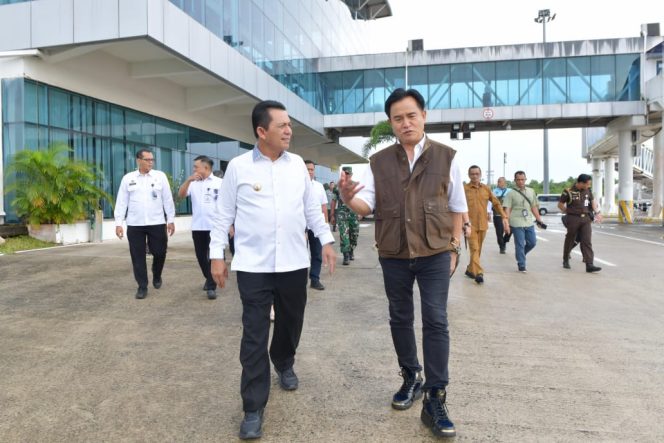
					Gubenur Kepri, Ansar Ahmad saat menyambut Kedatangan Menteri Koordinator (Menko) Bidang Hukum, HAM, Imigrasi, dan Pemasyarakatan Republik Indonesia, Yusril Ihza Mahendra di di Bandara Raja Haji Fisabilillah (RHF) Tanjungpinang, Senin (27/10/2025). (Diskominfo Kepri)