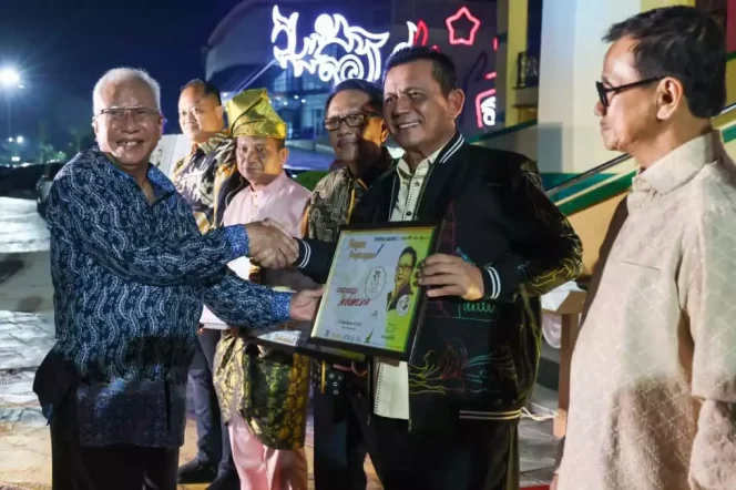 
					Gubernur Kepri, Ansar Ahmad saat menerima penghargaan RDK Award 2025halaman Gedung Lembaga Adat Melayu (LAM) Kepri, Tanjungpinang, Jumat (10/10/2025) malam. (Diskominfo Kepri)