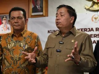 Ketua Komisi V Dewan Perwakilan Rakyat Republik Indonesia (DPR RI), Lasarus didampingi Gubernur Kepri, Ansar Ahmad. (Diskominfo Kepri)