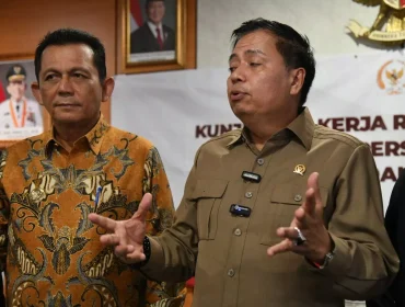 Ketua Komisi V Dewan Perwakilan Rakyat Republik Indonesia (DPR RI), Lasarus didampingi Gubernur Kepri, Ansar Ahmad. (Diskominfo Kepri)