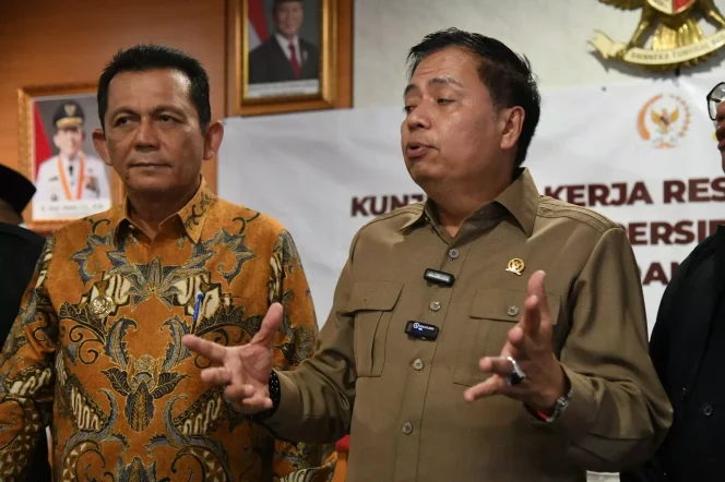 Ketua Komisi V Dewan Perwakilan Rakyat Republik Indonesia (DPR RI), Lasarus didampingi Gubernur Kepri, Ansar Ahmad. (Diskominfo Kepri)