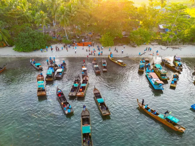 
					Suasana Peserta Lomba Fun Fishing 2025 di kawasan pantai Desa Berakit, Bintan, Sabtu (11/10/2025). (Diskominfo Kepri)