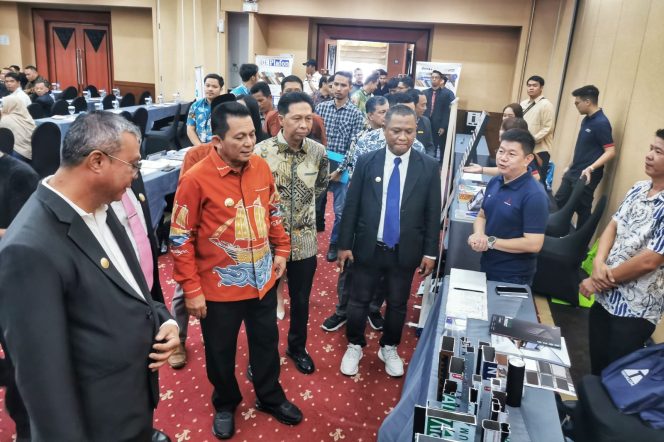 
					Gubernur Kepri, Ansar Ahmad saat meninjau stan pameran sempena Musprov VI INKINDO didampingi Kadis PUPP Kepri dan Pengurus INKINDO Kepri, di Hotel Aston, Sabtu (11/10/2025). (Diskominfo Kepri)
