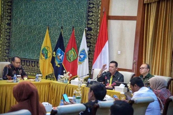 
					Gubernur Ansar saat memimpin rapat koordinasi lanjutan di Gedung Daerah, Tanjungpinang, Kamis (02/10/2025). (Diskominfo Kepri)