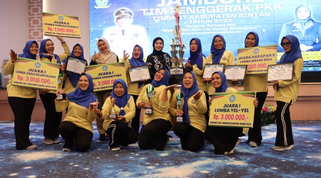 Ketua TP PKK Pemkab Bintan foto bersama dengan pemenang lomba.(foto : Humpro Pemkab Bintan)