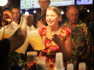 suasana para Yachter menikmati suguhan stan bazar. (Diskominfo Kepri)